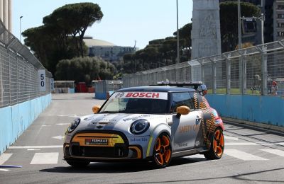 El nuevo Safety Car FIA de Fórmula E de BMW Group hizo su debut en el E-Prix de Roma: el MINI Electric Pacesetter inspirado en JCW