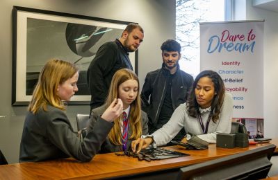 Rolls-Royce da la bienvenida a los alumnos de la Chichester Free School y celebra el cuarto año consecutivo de colaboración con Dare to Dream 01 020724