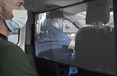 FORD LANZA NUEVAS PANTALLAS DE PROTECCIÓN PARA FORD TRANSIT Y TOURNEO QUE MANTIENEN LA DISTANCIA SOCIAL DENTRO DE LA CABINA