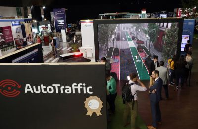 Vista de los stands que participan en el Smart City Expo Latam Congress, este jueves en el centro expositor de la ciudad de Puebla (México). EFE/Hilda Ríos