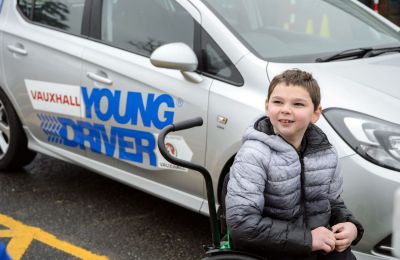 Tony Hudgell con el coche Young Driver 01 190224