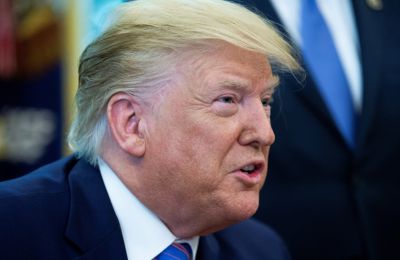 El presidente estadounidense Donald Trump (C) habla con la prensa este lunes durante una ceremonia de firma en la Oficina Oval en la Casa Blanca, en Washington (Estados Unidos) EFE/MICHAEL REYNOLDS