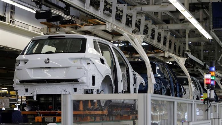 Fotografía de archivo de una línea de producción en una planta ensambladora de vehículos Volkswagen, en el estado de Puebla (México). EFE/Hilda Ríos 01061124