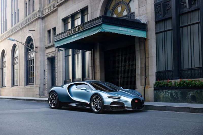 El Bugatti Tourbillon frente al emblemático "Fairmont Peace Hotel" en el emocionante distrito 01220125