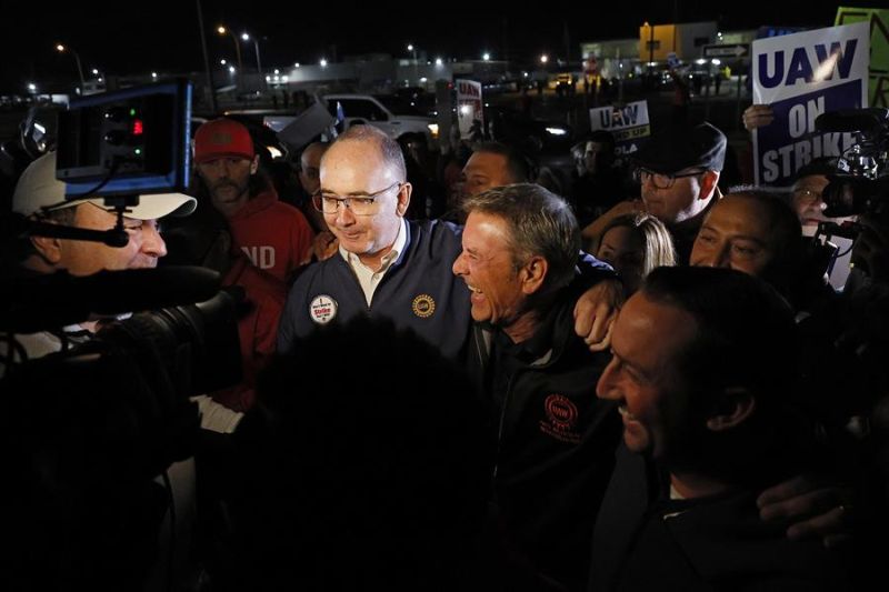 El presidente del sindicato United Auto Workers (UAW), Shawn Fain (c-i) y el vicepresidente Chuck Browning (c-d), animan a los miembros del UAW durante una huelga. EFE/EPA/MIKE MULHOLLAND 01 290923