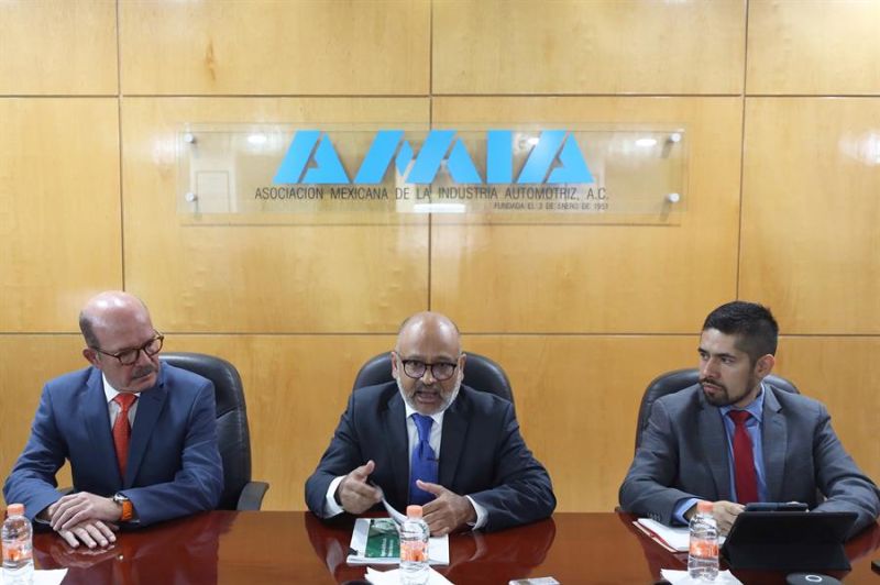 El presidente de la Asociación Mexicana de la Industria Automotriz (AMIA), José Zozaya (i), el titular de la Asociación Mexicana de distribuidores de Automotores (AMDA) Guillermo Rosales (c) y Omar Martínez (INA) EFE/Sáshenka Gutiérrez 01 120423