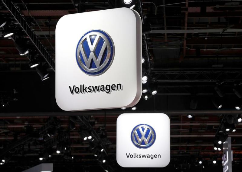 Fotografía de carteles con el logo de Volkswagen en Detroit, Michigan (Estados Unidos). EFE/ John G. Mabanglo 01 190324