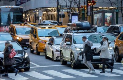 Personas cruzan la avenida Madison en la calle 41 Manhattan este jueves, Nueva York (EE.UU.). EFE/ Ángel Colmenares 01060125