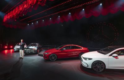 El nuevo Mercedes-Benz CLA ofrece un rendimiento electrizante en su estreno mundial repleto de estrellas en Roma 01140325