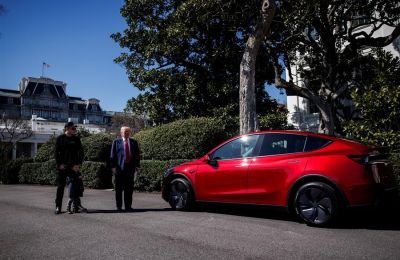 El presidente de Estados Unidos, Donald Trump (derecha), habla frente a un grupo de vehículos Tesla con el director ejecutivo de Tesla y su asesor principal, Elon Musk (izquierda), y su hijo, X, en el jardín sur de la Casa Blanca en Washington, D.C. EFE